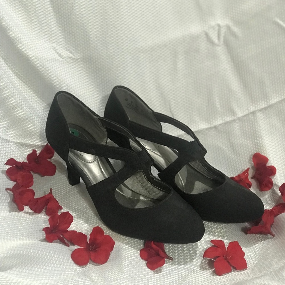 High heel/ kitten heel black size 8 women’s shoe.